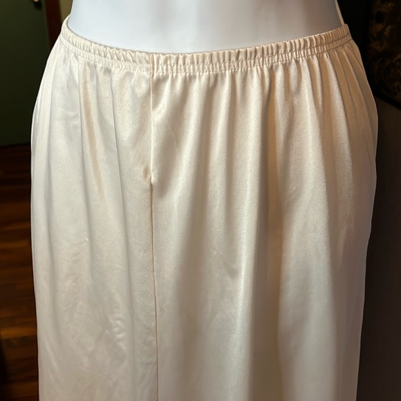 Essential VTG Vanity Fair cream with lace trim midi  half Slip - Sz S - Picture 2 of 8